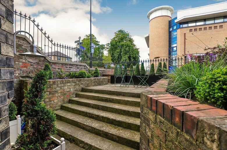 Apartment 8 Bluebridge Court