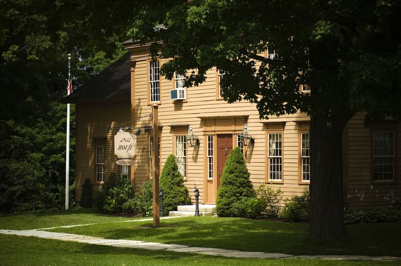 Hotel Inns At The Equinox