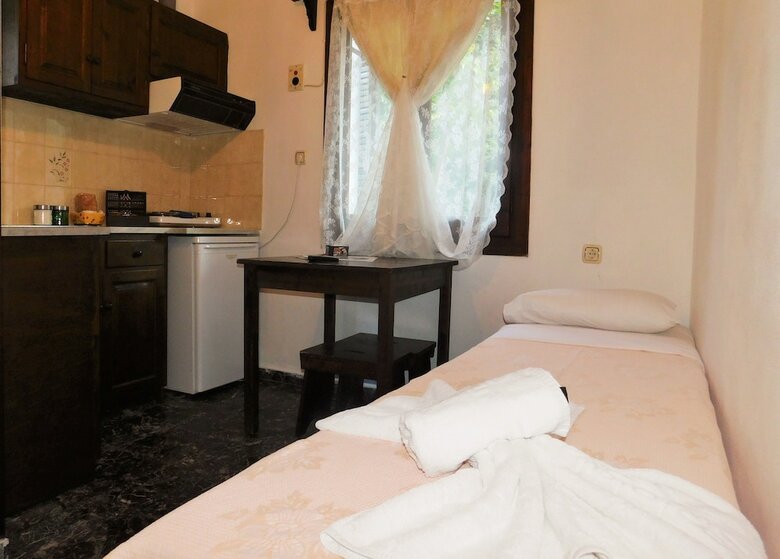 Hotel To Kalivi