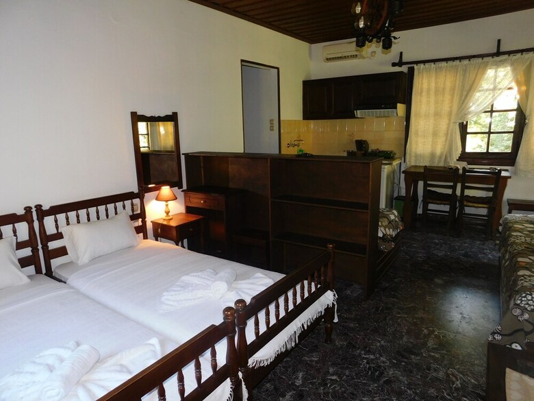 Hotel To Kalivi