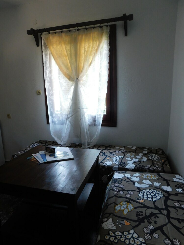 Hotel To Kalivi