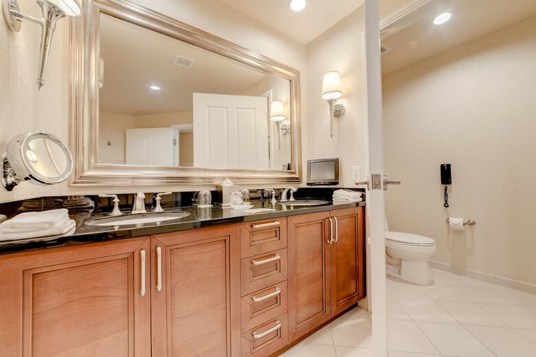Stripviewsuites At Signature