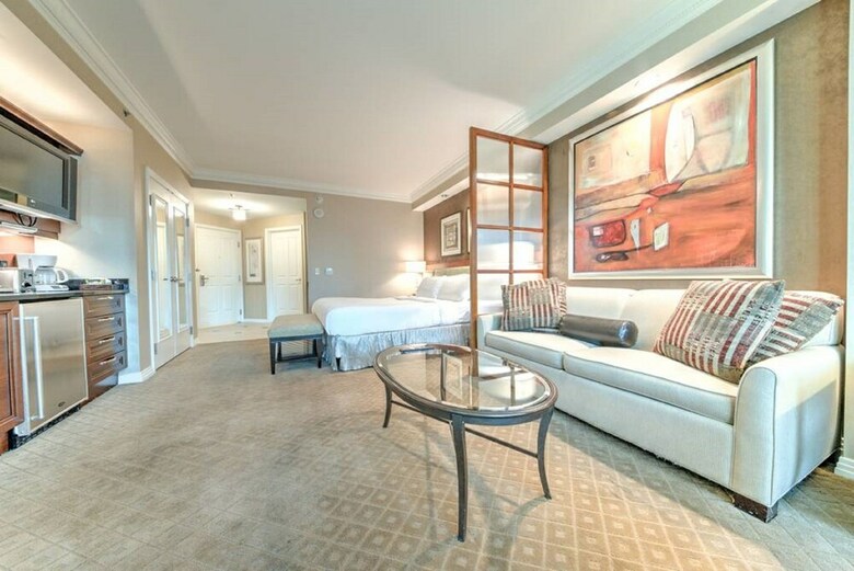 Stripviewsuites At Signature