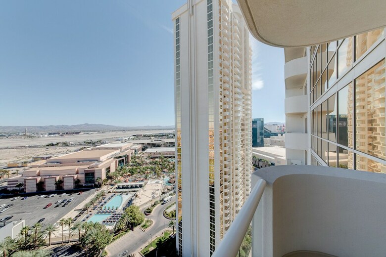 Stripviewsuites At Signature
