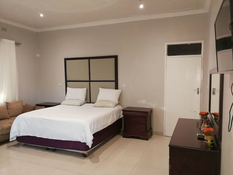 Hotel Palm Leaf Gardens