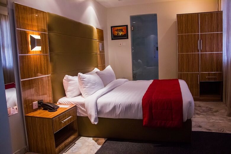 Glee Hotel