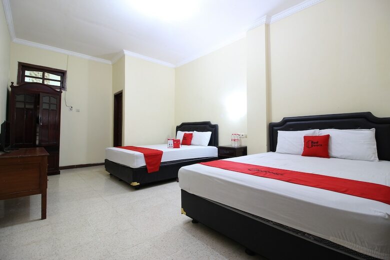 Hotel Reddoorz @ Mantrijeron 2