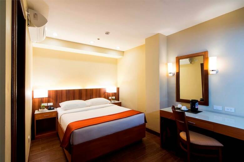 V Hotel And Apartel