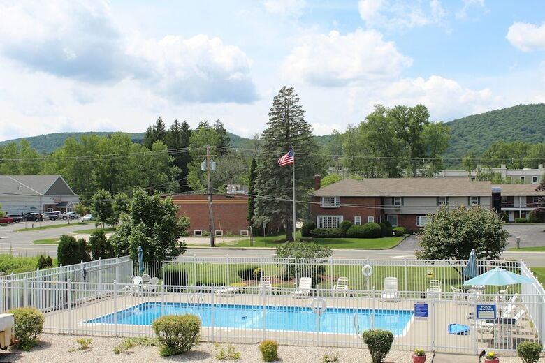 Motel Howard Johnson By Wyndham Lenox