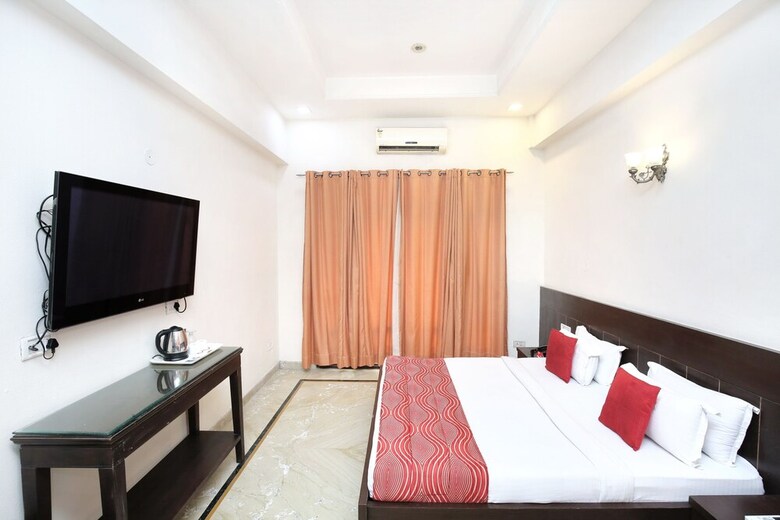 Capital O 15395 Hotel 42