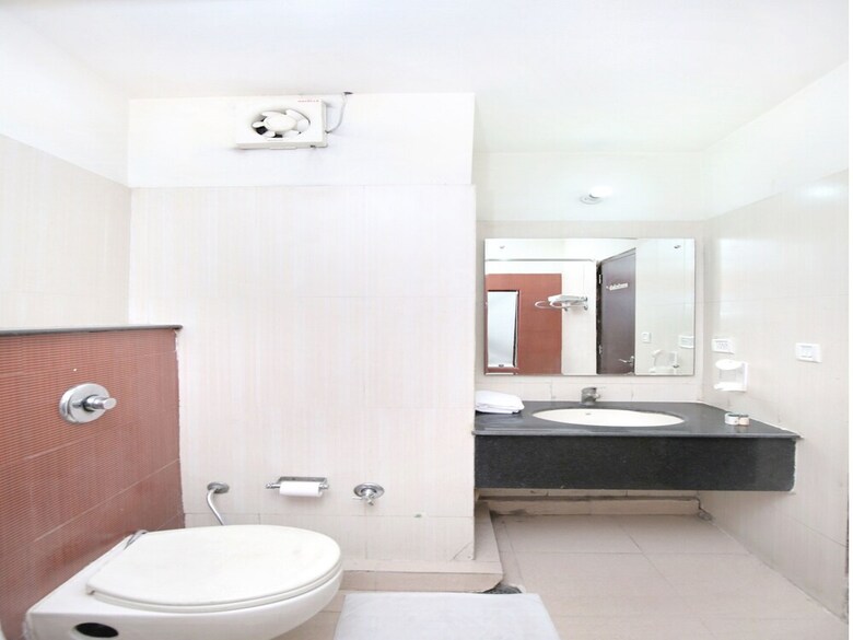 Capital O 15395 Hotel 42