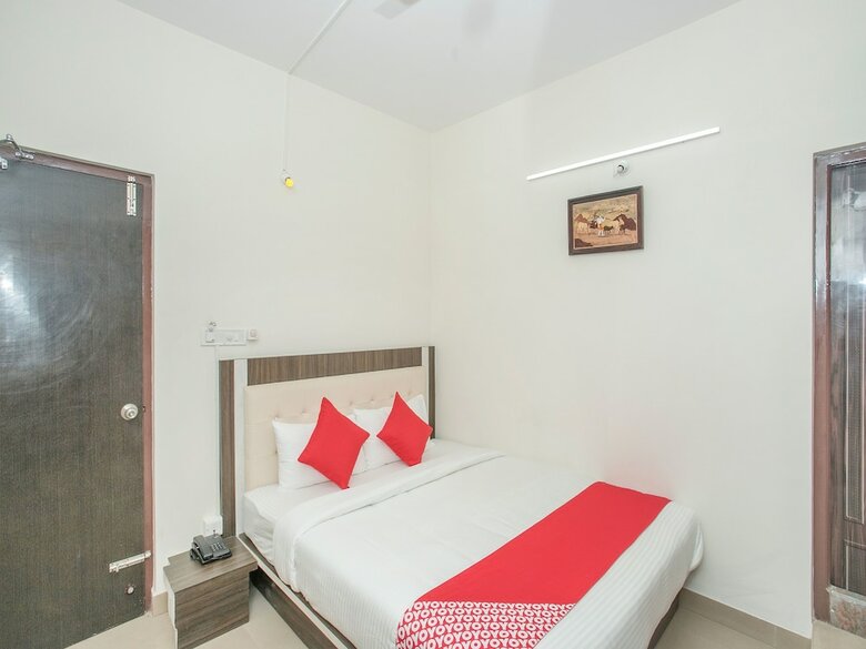 Hotel Oyo 13745 Cmn Stay
