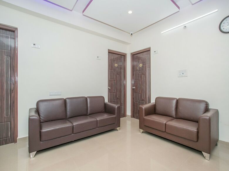 Hotel Oyo 13745 Cmn Stay