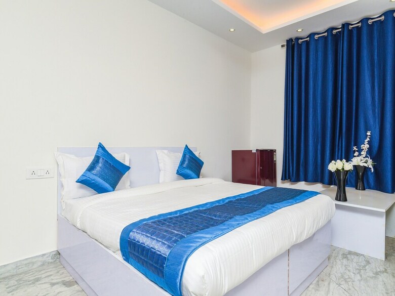 Hotel Oyo 15623 Golden Crystal