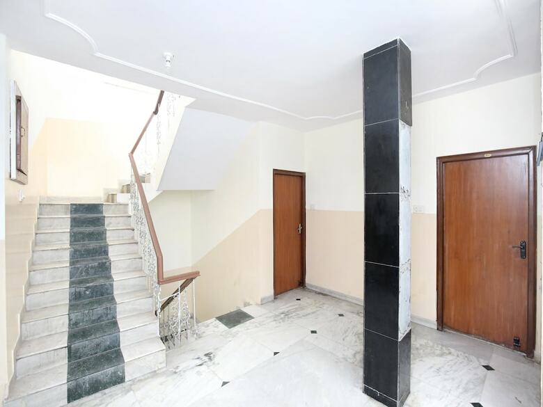 Oyo 15772 Hotel Regal Plaza
