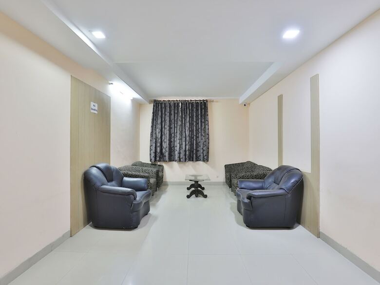 Oyo 14942 Hotel Maple Leaf