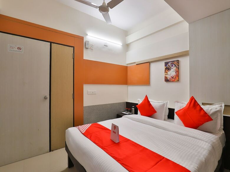 Oyo 14942 Hotel Maple Leaf