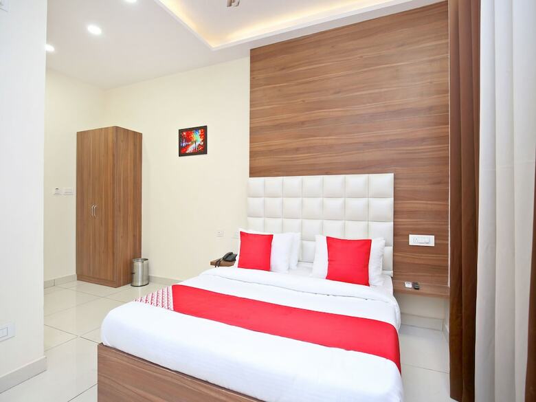 Oyo 15975 Hotel 365