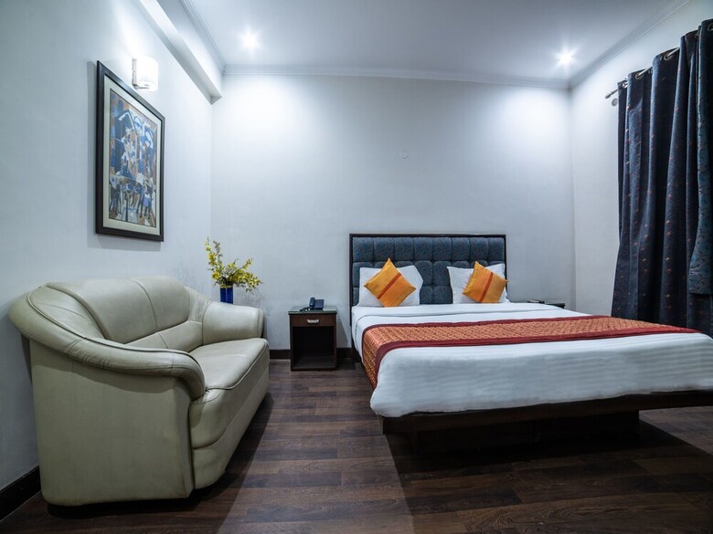 Hotel Oyo 14545 Paamir Residency