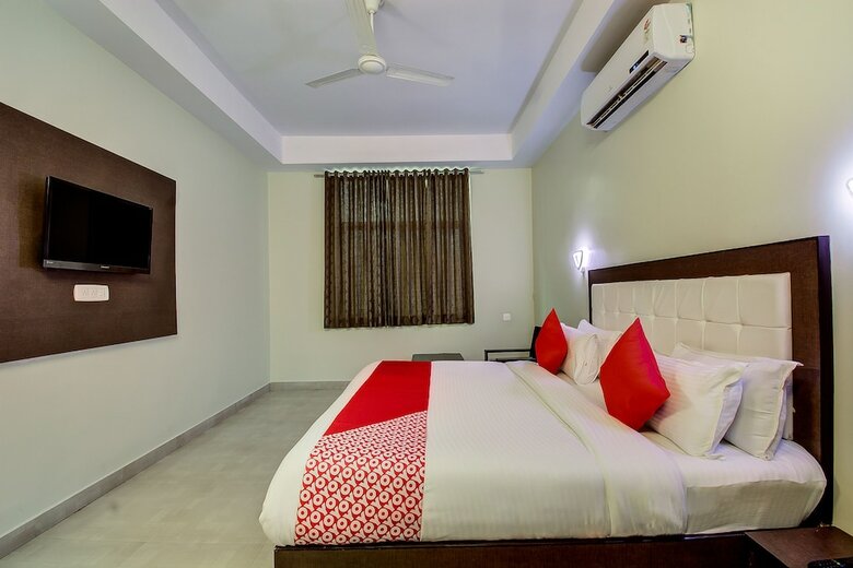 Oyo 16579 Hotel Dream Palace