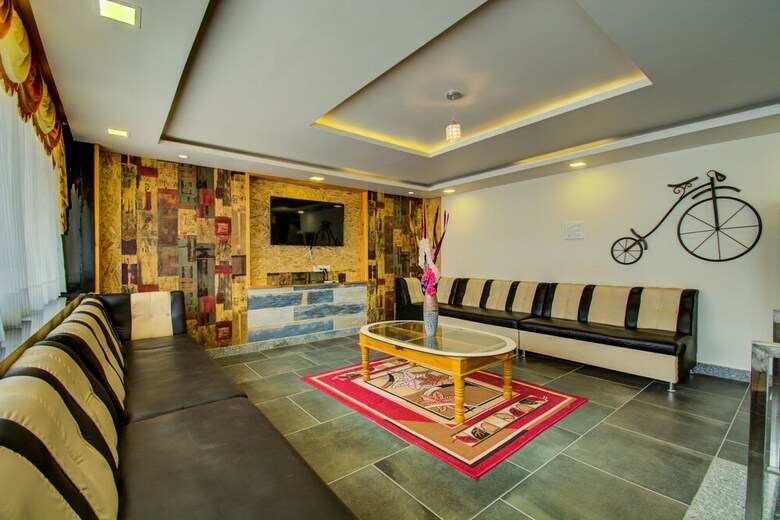 Hotel Oyo 16578 Rs Palace