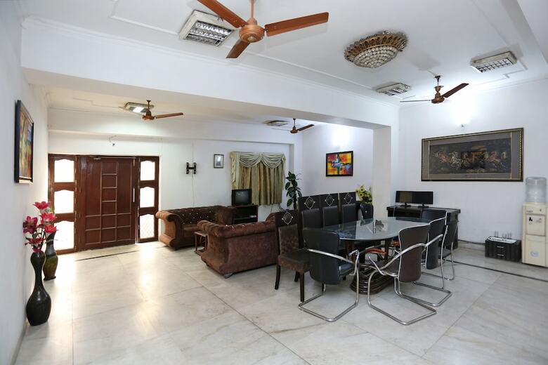 Hotel Oyo 12805 Sunrise House