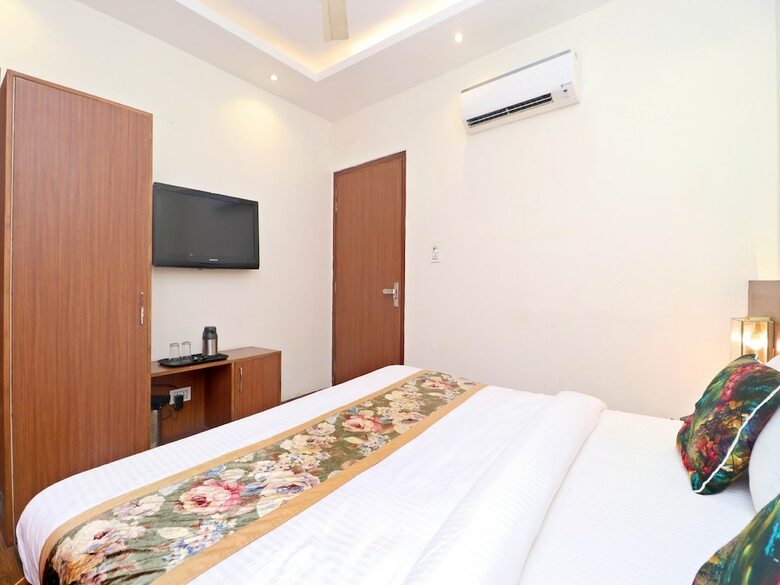 Oyo 16082 Hotel Imperial Corner