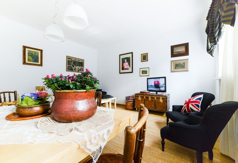 Sunny Apartment In The Old Town