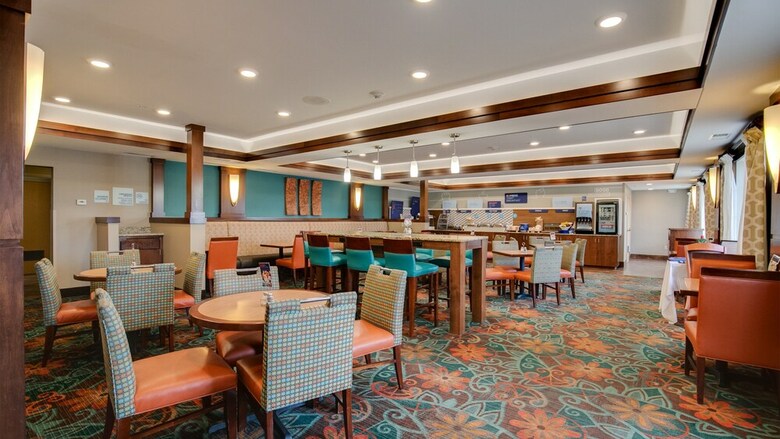 Holiday Inn Express Hotel & Suites St. Cloud