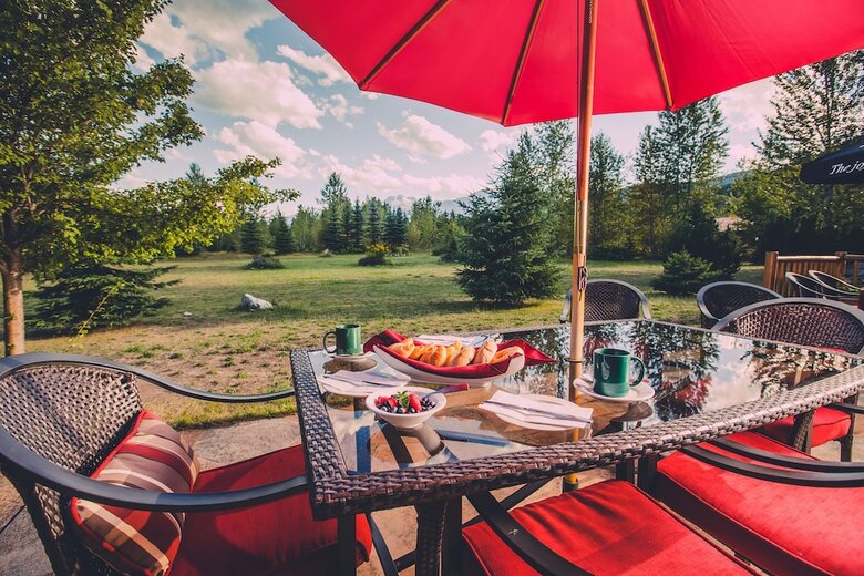 Cabana Glacier House Resort