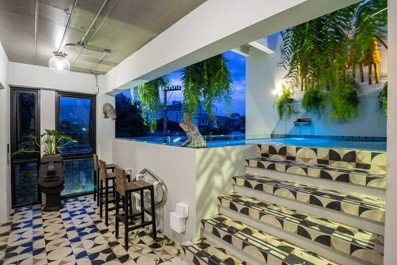 River Art Hotel