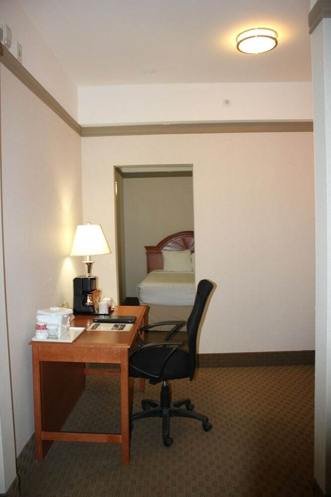 Hotel Ramada By Wyndham Edmonton South