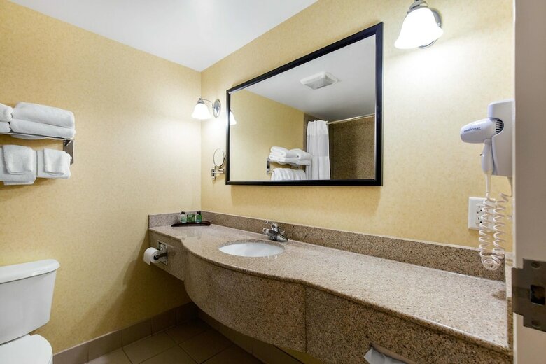 Gateway Hotel & Suites, Ascend Hotel Collection