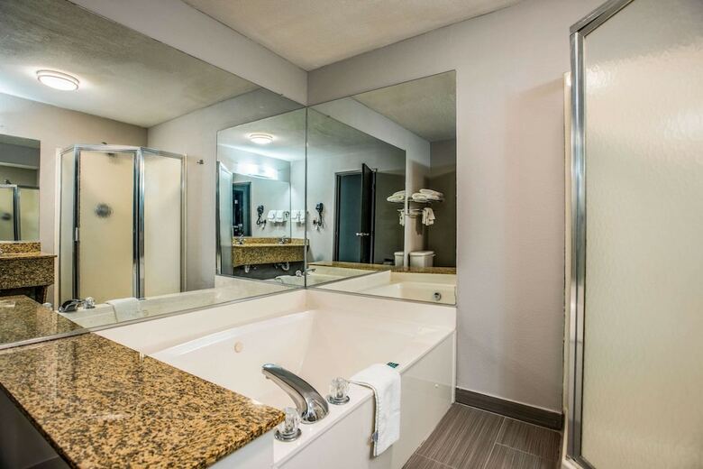 Motel Quality Suites Downtown Convention Center