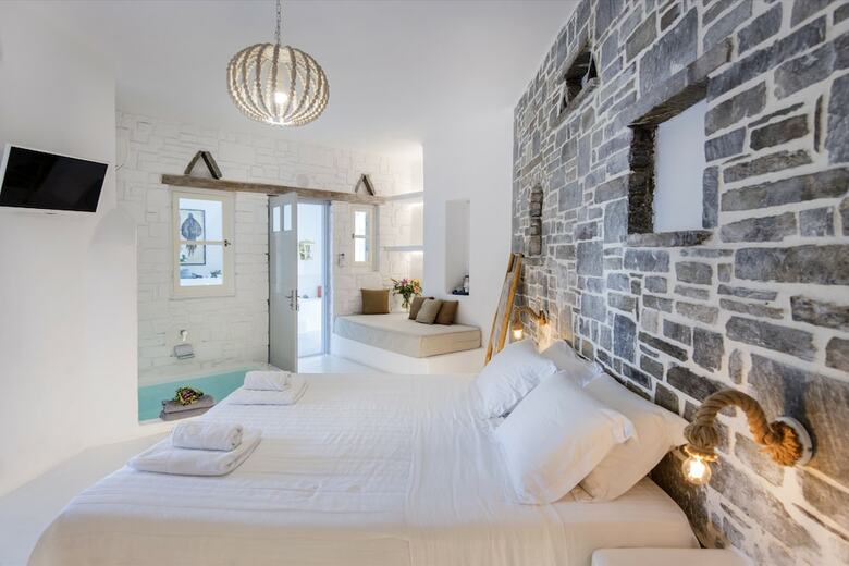 Zefi Hotel & Suites