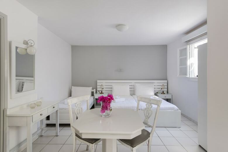 Zefi Hotel & Suites