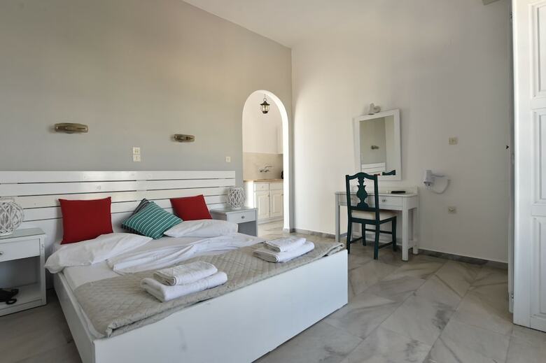 Zefi Hotel & Suites