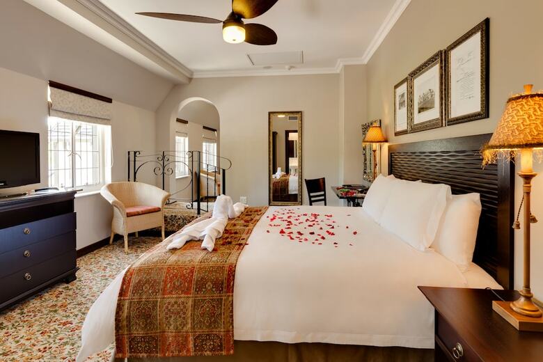 Anew Hotel Hilton