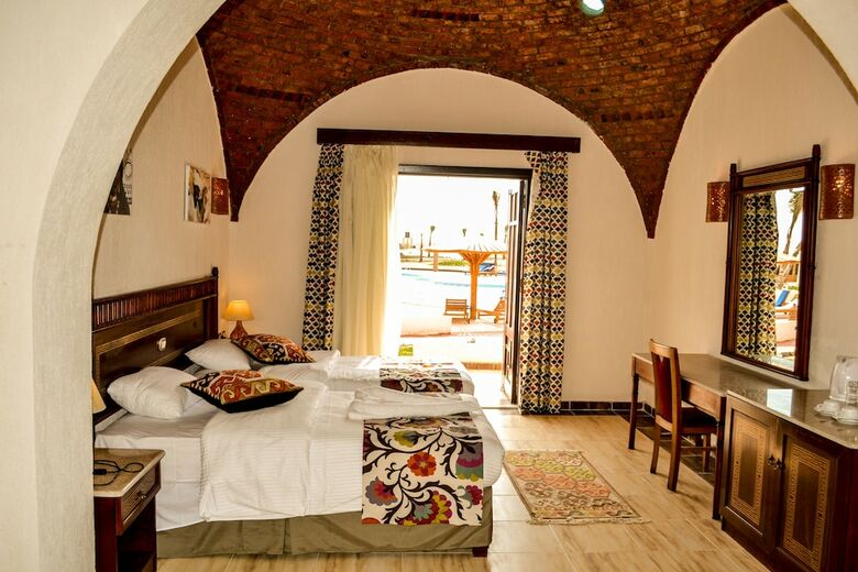 Hotel Aurora Beach Safari Resort