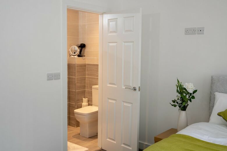 Fantastic Bradford Townhouse 6 Bedrooms
