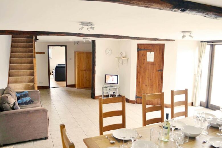 Beautifully Converted 400-year-old Threshing Barn. Pet-friendly.
