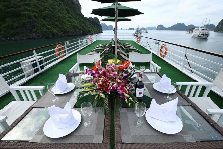 Legend White Dolphin Cruise