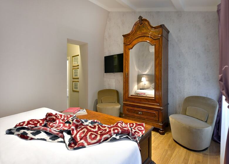 Al Cappello Rosso Suite Apartments