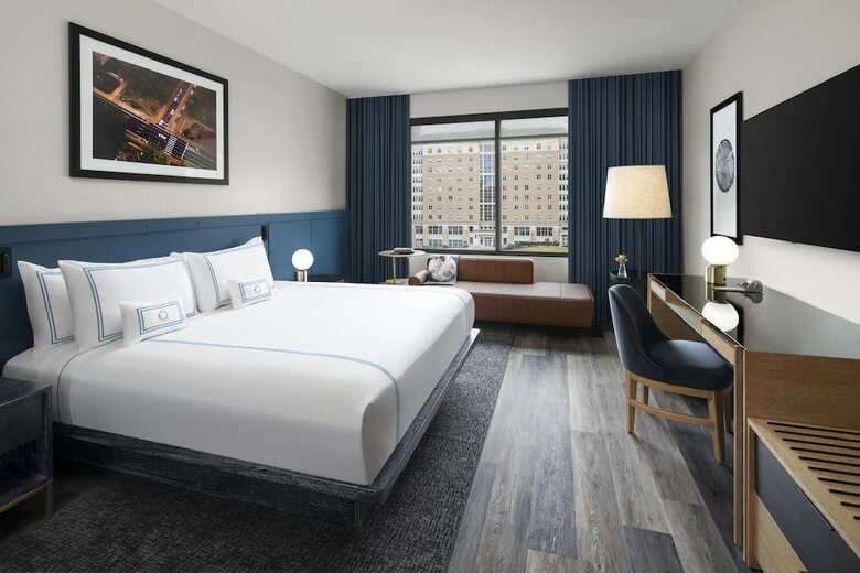 The Oaklander Hotel, Autograph Collection