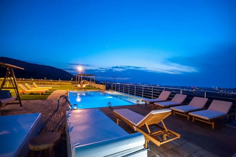 Villa Kedria With Heated Pool