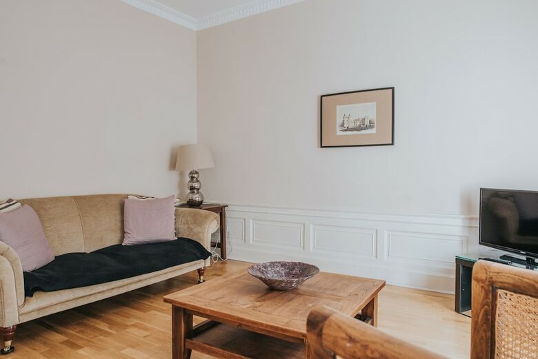 Reizand Apartments, Young St