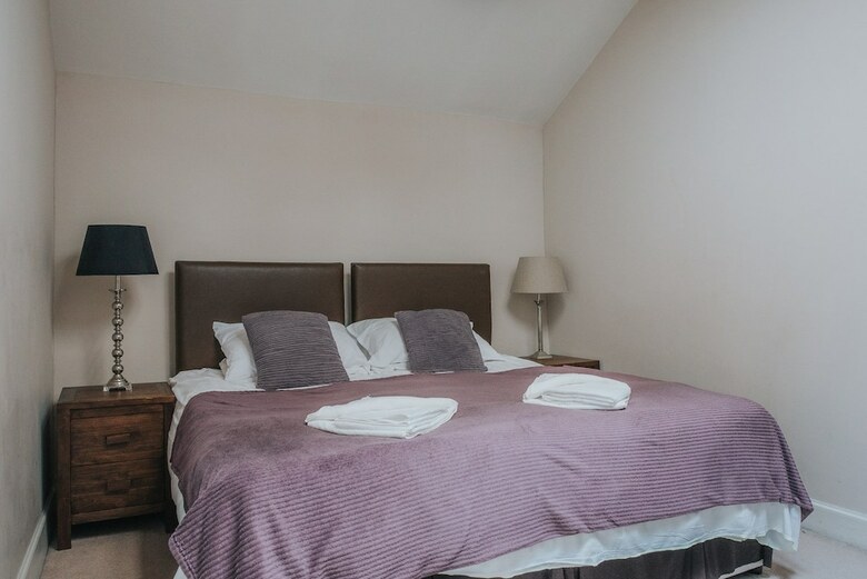 Reizand Apartments, Young St