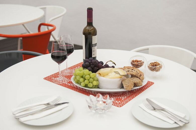 Bed & Breakfast Porta Da Arr�bida Hostel & Suites