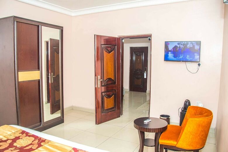 Royal Crest Hotel & Suites