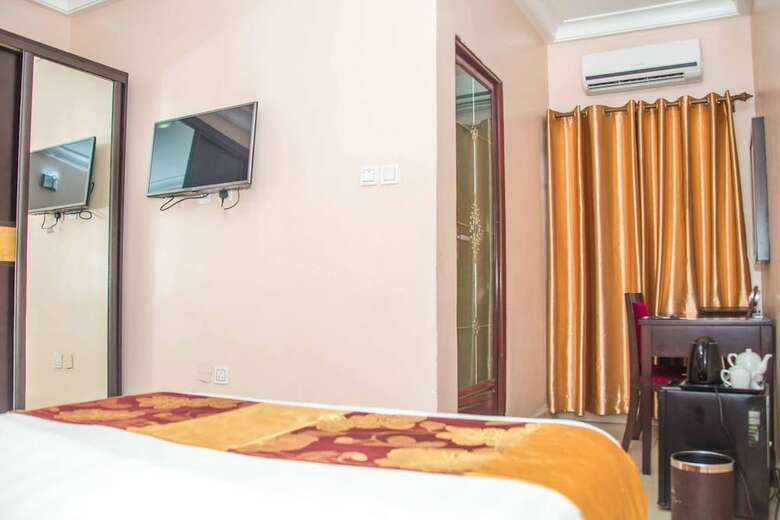Royal Crest Hotel & Suites
